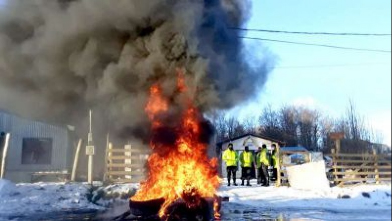 Escrache, quema de cubiertas y amenazas a un hombre imputado de abuso que se mudó a la ciudad de Tolhuin