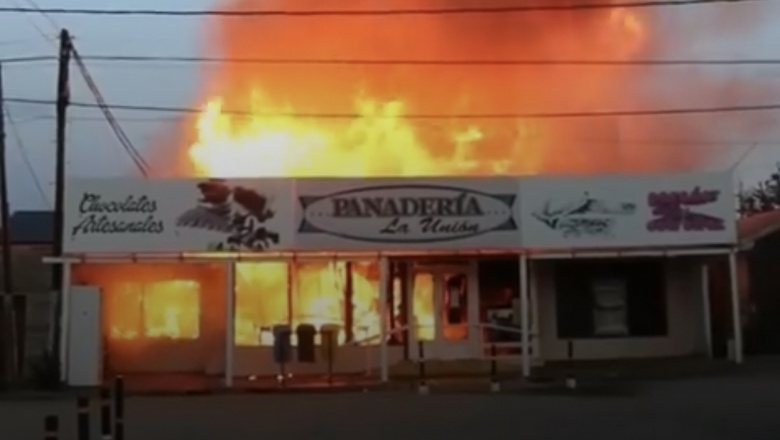 Pérdidas totales: Lamentable incendio en la histórica panadería de Tolhuin