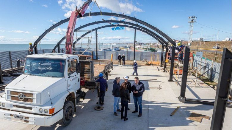 El intendente recorrió la obra en construcción del edificio permanente de la Carpa de la Dignidad