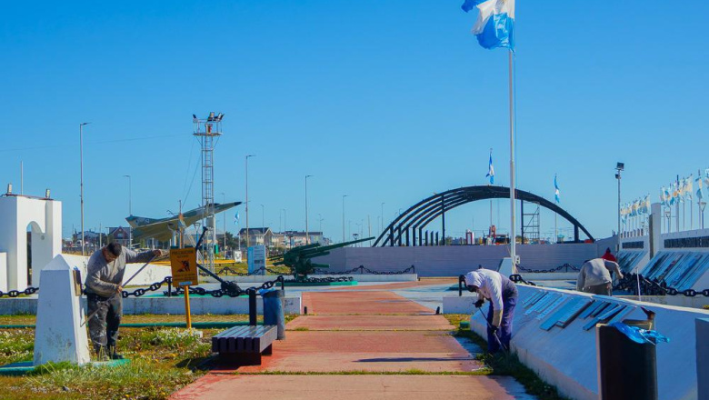 Trabajan en la puesta a puntos de los monumentos y el paseo "Héroes de Malvinas"