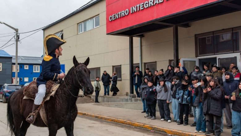 El Municipio de Río Grande llevó a San Martín a las instituciones educativas