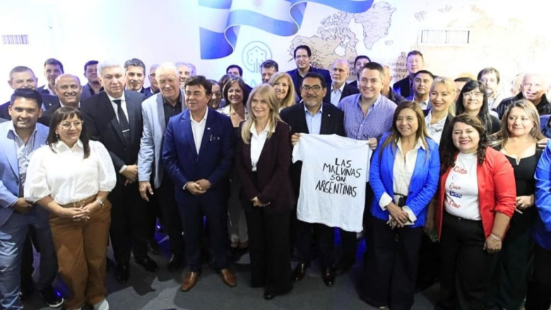 Perez llevó a la Federación Argentina de Municipios el reclamo por la explotación ilegal del petróleo en Malvinas