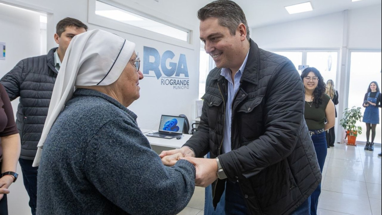 El intendente recibió a la hermana Carla Riva en el Centro Municipal que lleva su nombre