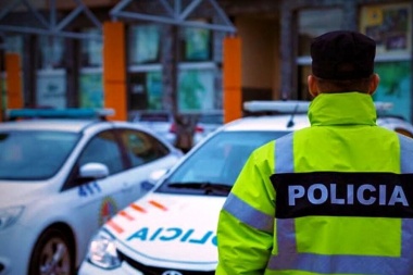 Detenidos en la madrugada de Ushuaia uno de los cuales intentó escapar chocando un patrullero
