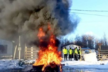 Escrache, quema de cubiertas y amenazas a un hombre imputado de abuso que se mudó a la ciudad de Tolhuin