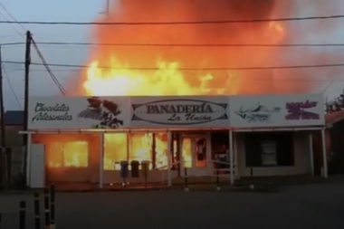 Pérdidas totales: Lamentable incendio en la histórica panadería de Tolhuin