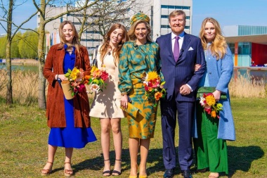 Los secretos de Máxima: el “noviazgo plebeyo” con el príncipe, la niñera argentina de sus hijas y su vida íntima como reina
