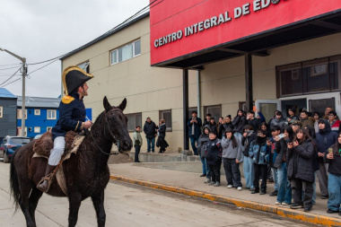 El Municipio de Río Grande llevó a San Martín a las instituciones educativas